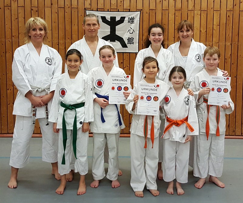 Die neuen kleinen Samurai - Kosho mit Trainerinnen Corinna Jansen (5. DAN) und Silvia Hinz (5. DAN) und Dojo-Leiter Uwe Portugall (7. DAN)